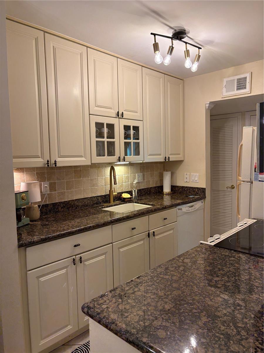 Image 4 of 37 For 3325 Bayshore Boulevard B27