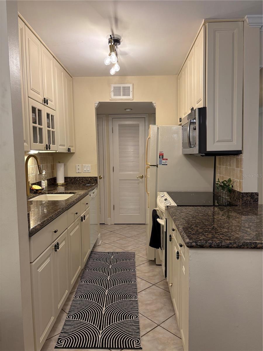 Image 5 of 37 For 3325 Bayshore Boulevard B27