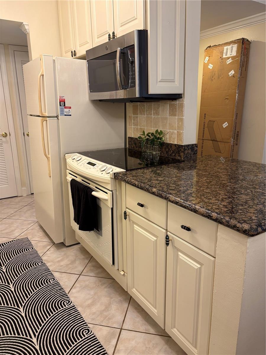 Image 6 of 37 For 3325 Bayshore Boulevard B27