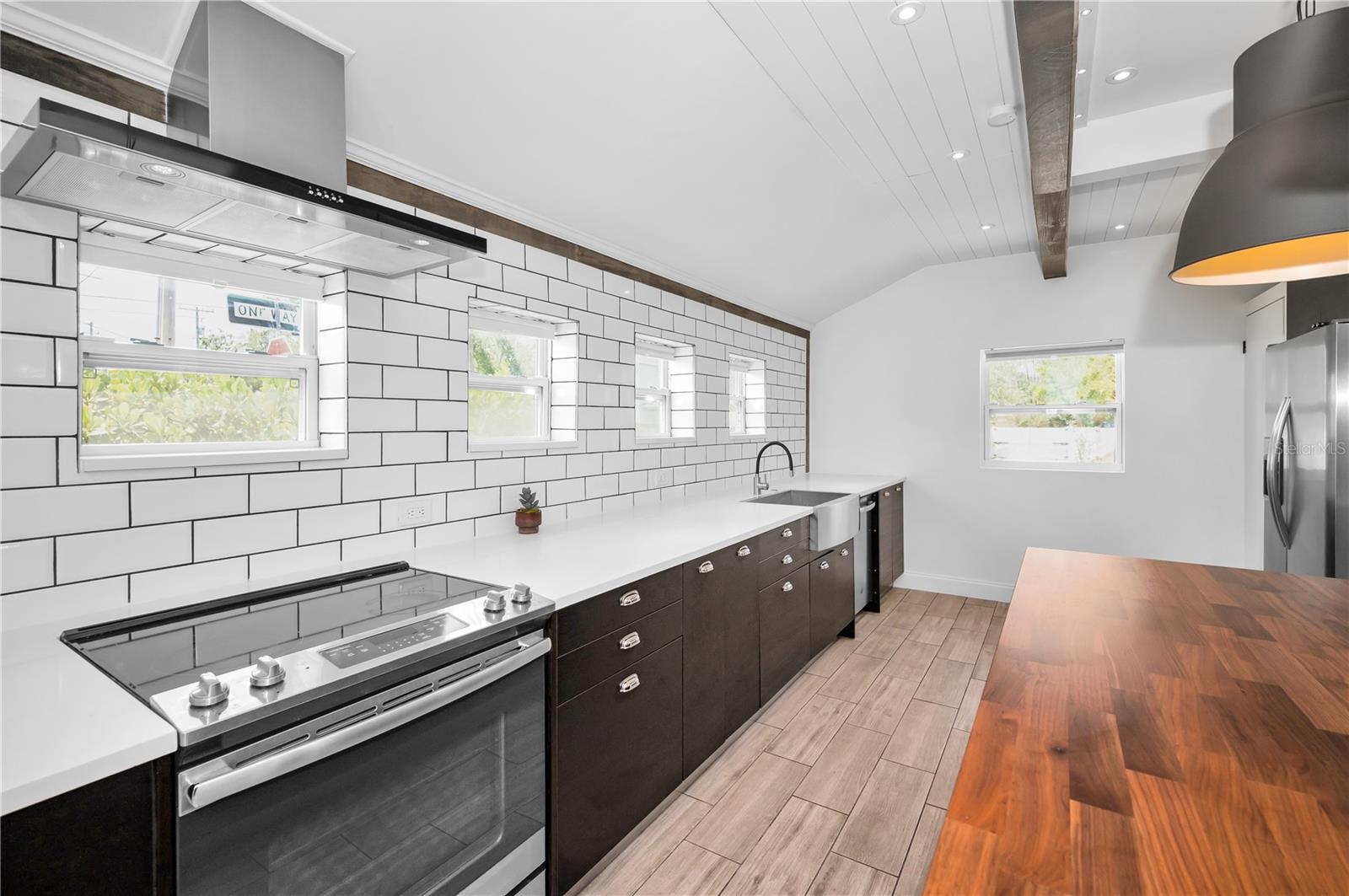 Image 10 of 47 For 847 Highland Street N
