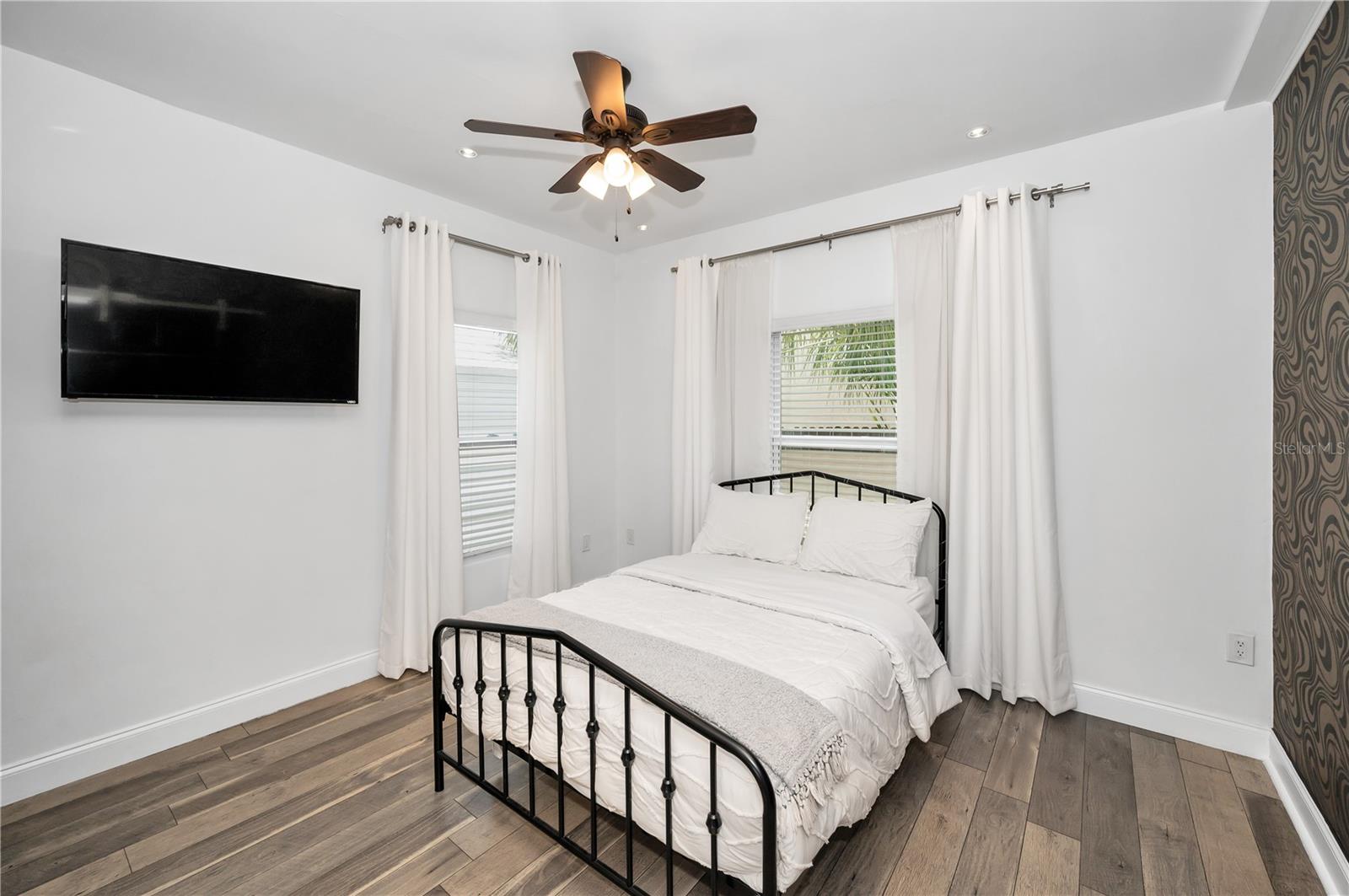 Image 17 of 47 For 847 Highland Street N