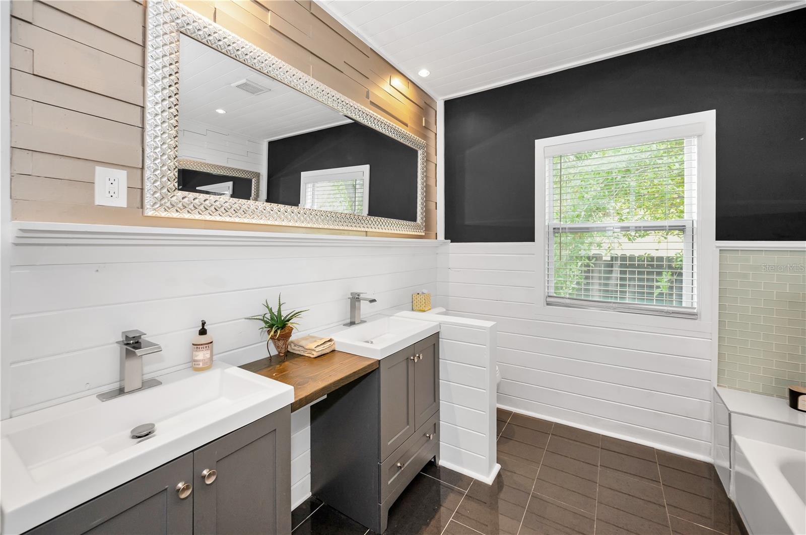 Image 22 of 47 For 847 Highland Street N