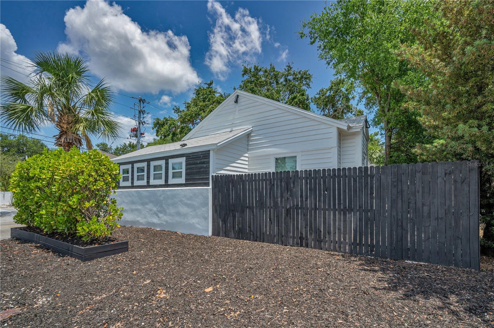 Image 33 of 47 For 847 Highland Street N