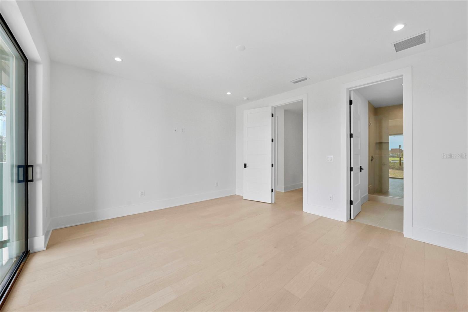 Image 25 of 87 For 501 Ross Avenue 1