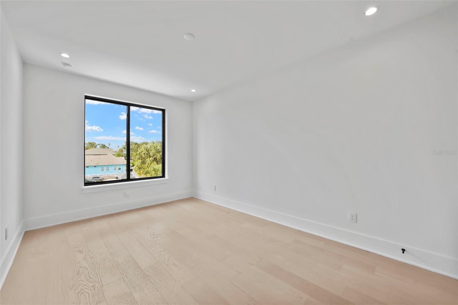 Image 70 of 87 For 501 Ross Avenue 1