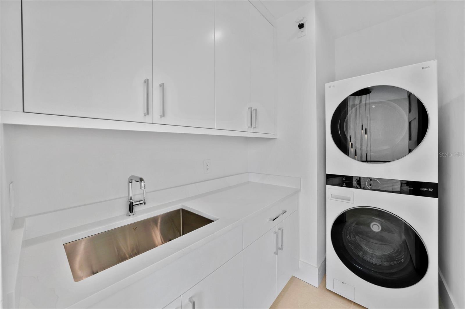 Image 74 of 87 For 501 Ross Avenue 1