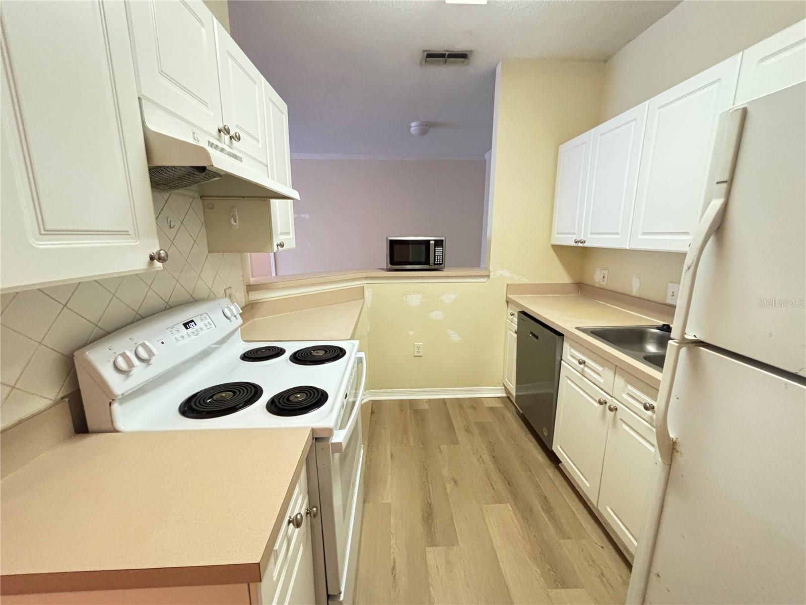 Image 2 of 11 For 18001 Richmond Place Drive 822