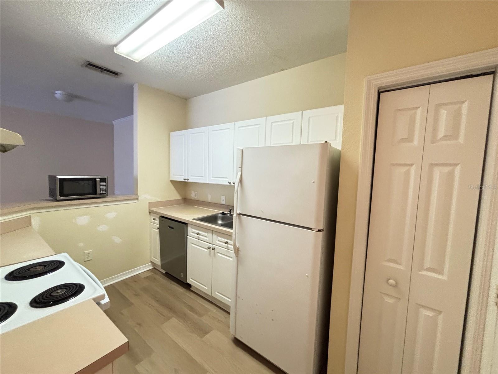 Image 3 of 11 For 18001 Richmond Place Drive 822