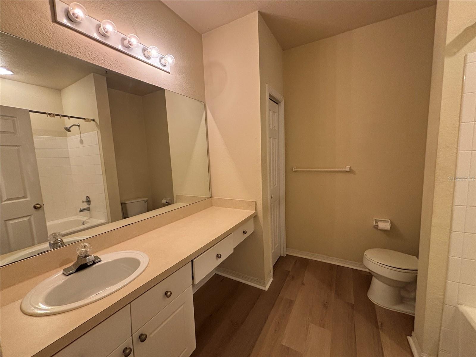 Image 7 of 11 For 18001 Richmond Place Drive 822