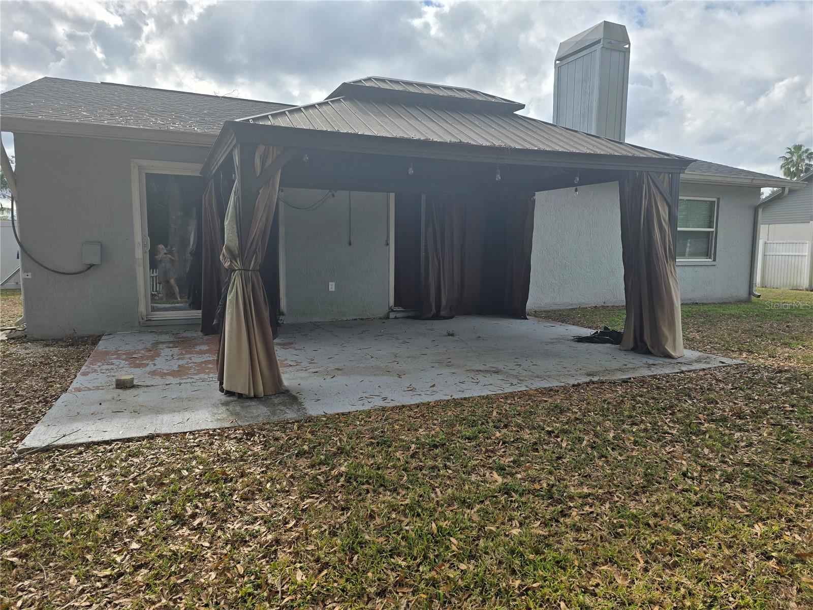 Listing photo id 0 for 23015 Mayfair Road