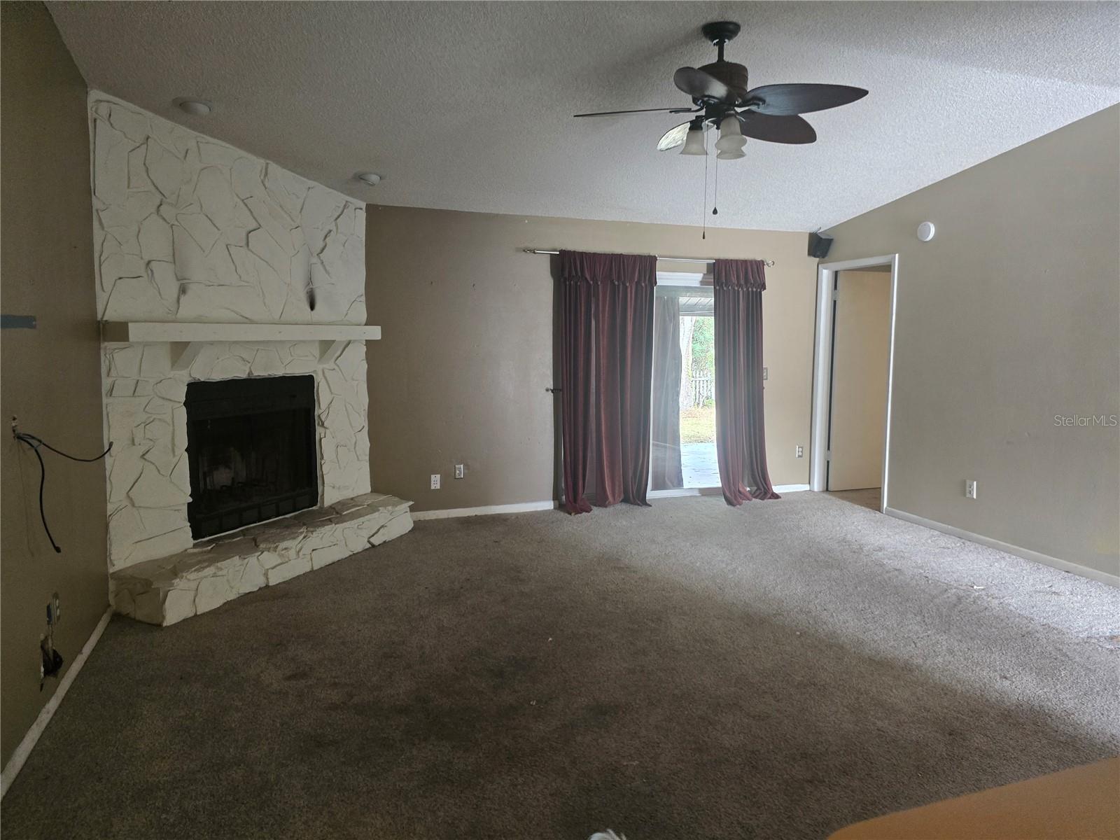 Listing photo id 2 for 23015 Mayfair Road