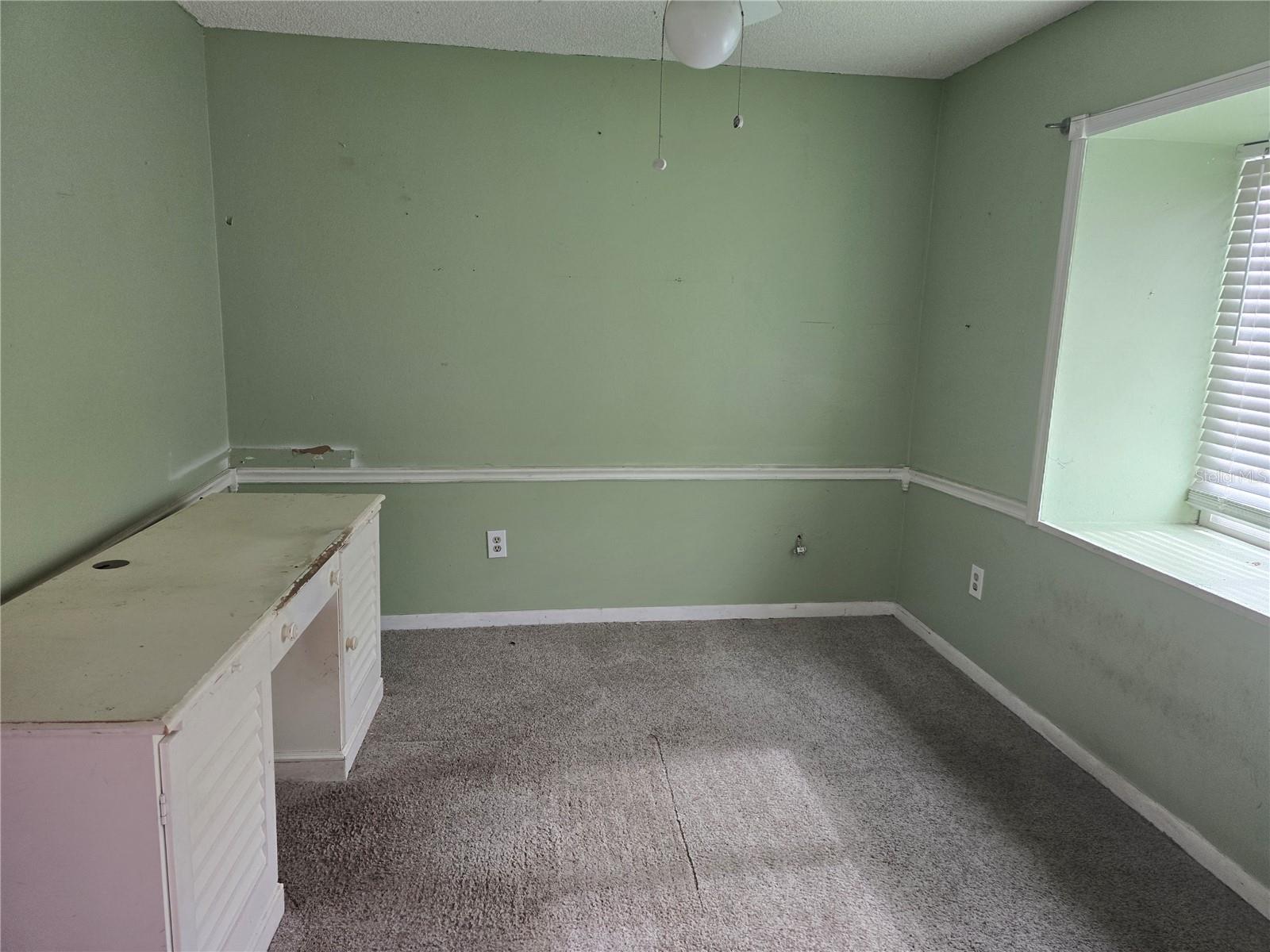 Listing photo id 4 for 23015 Mayfair Road