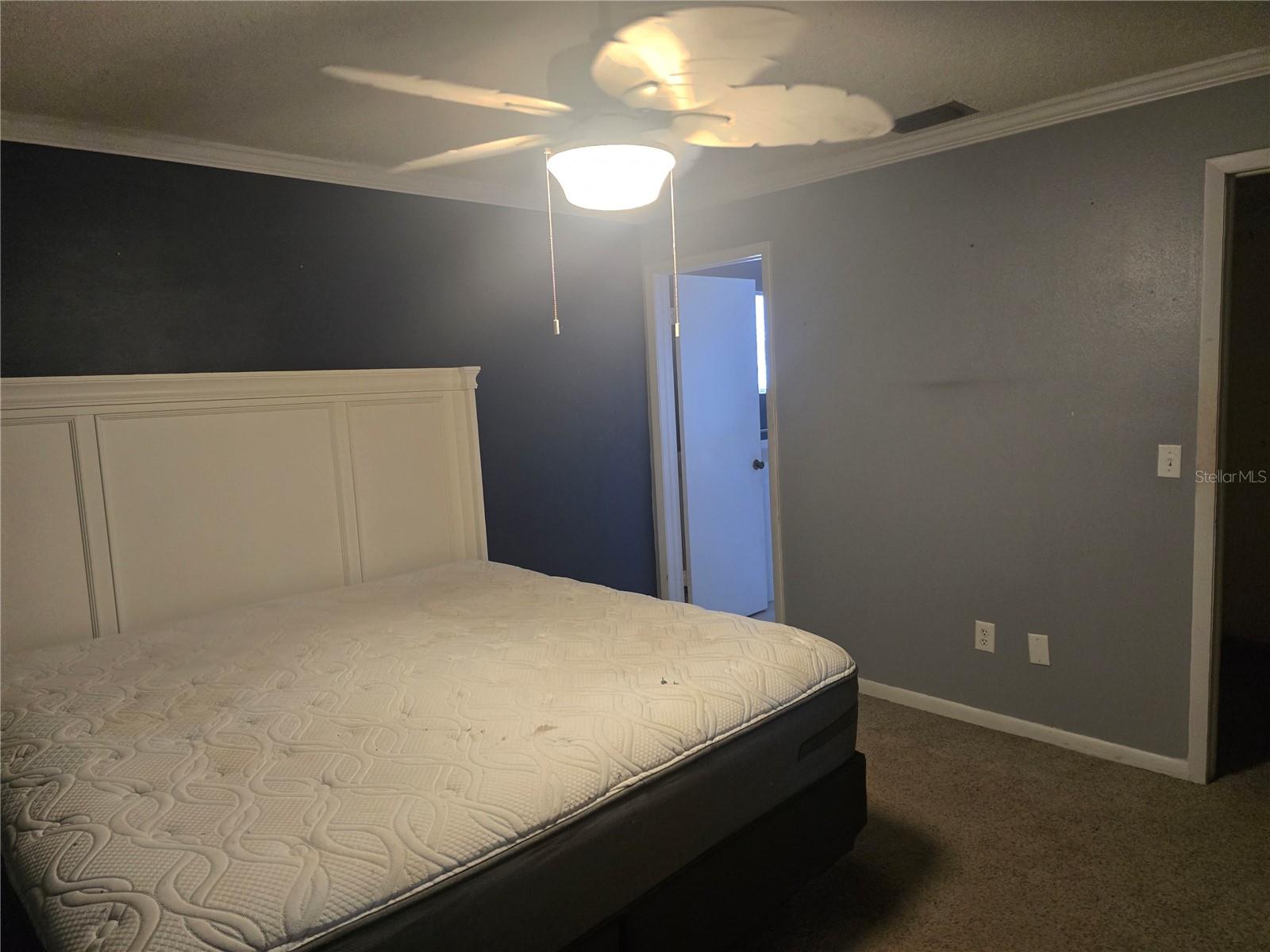 Listing photo id 5 for 23015 Mayfair Road