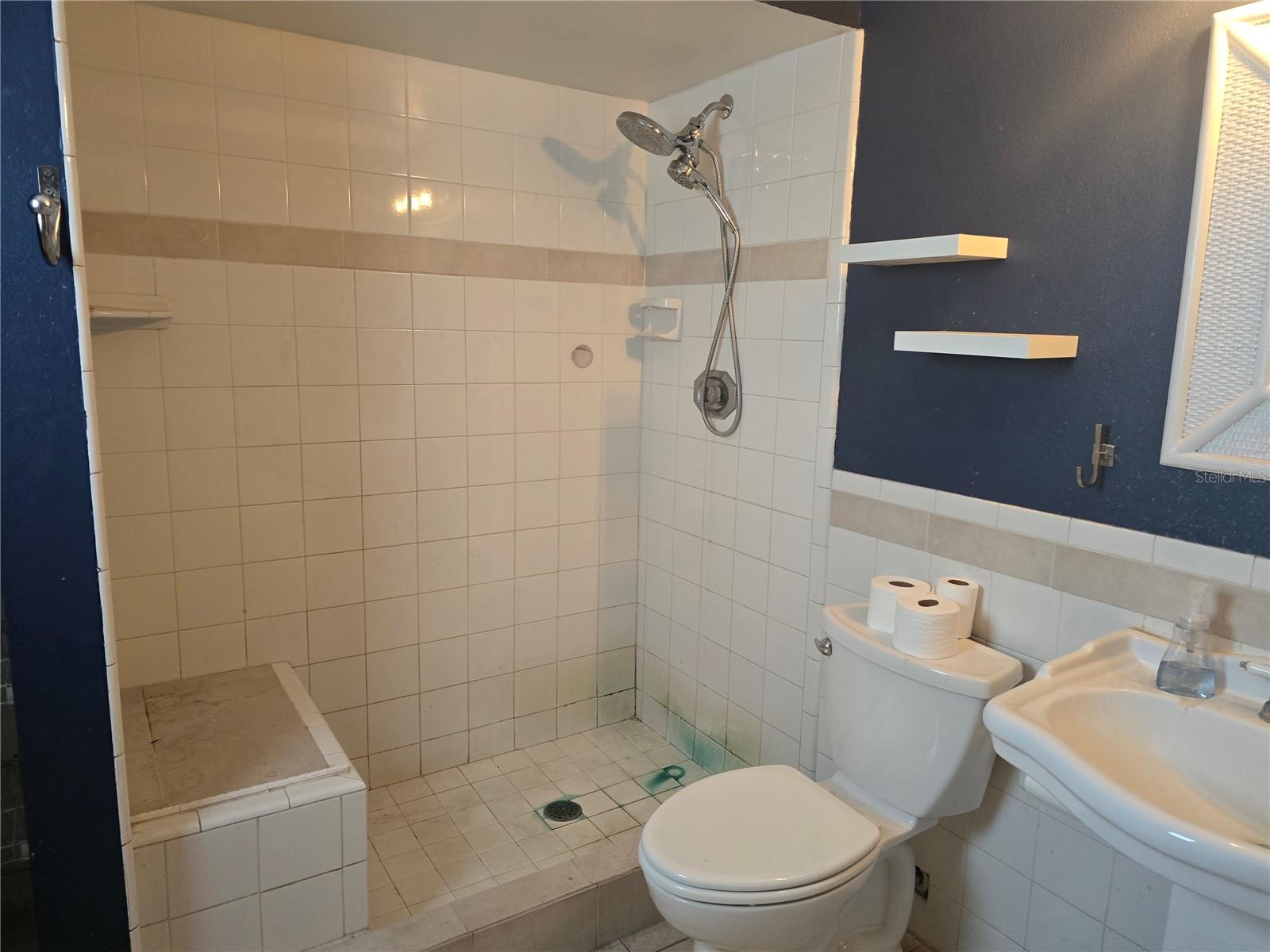 Listing photo id 7 for 23015 Mayfair Road