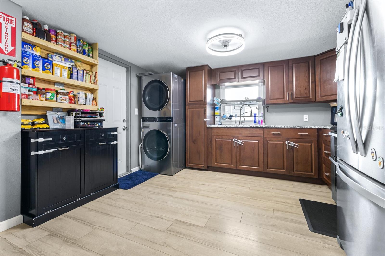 Listing photo id 8 for 5304 Cherry Ave