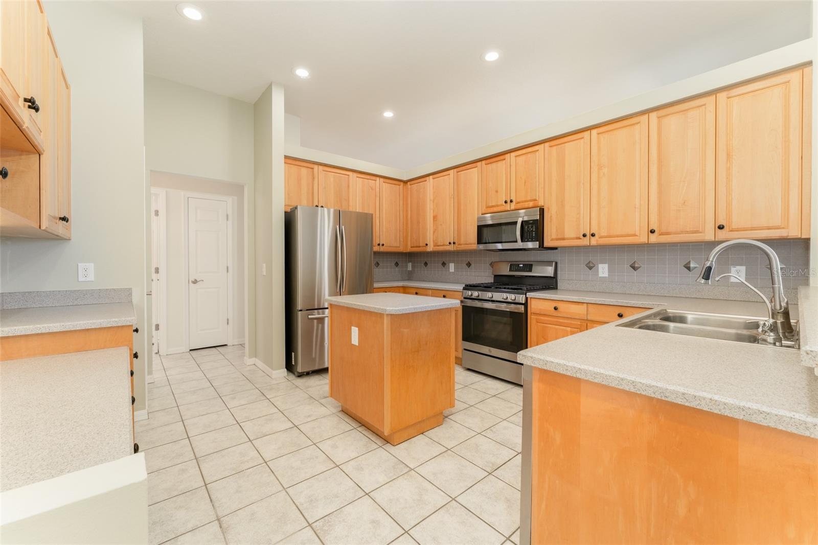 Image 28 of 82 For 6218 Bridgevista Drive