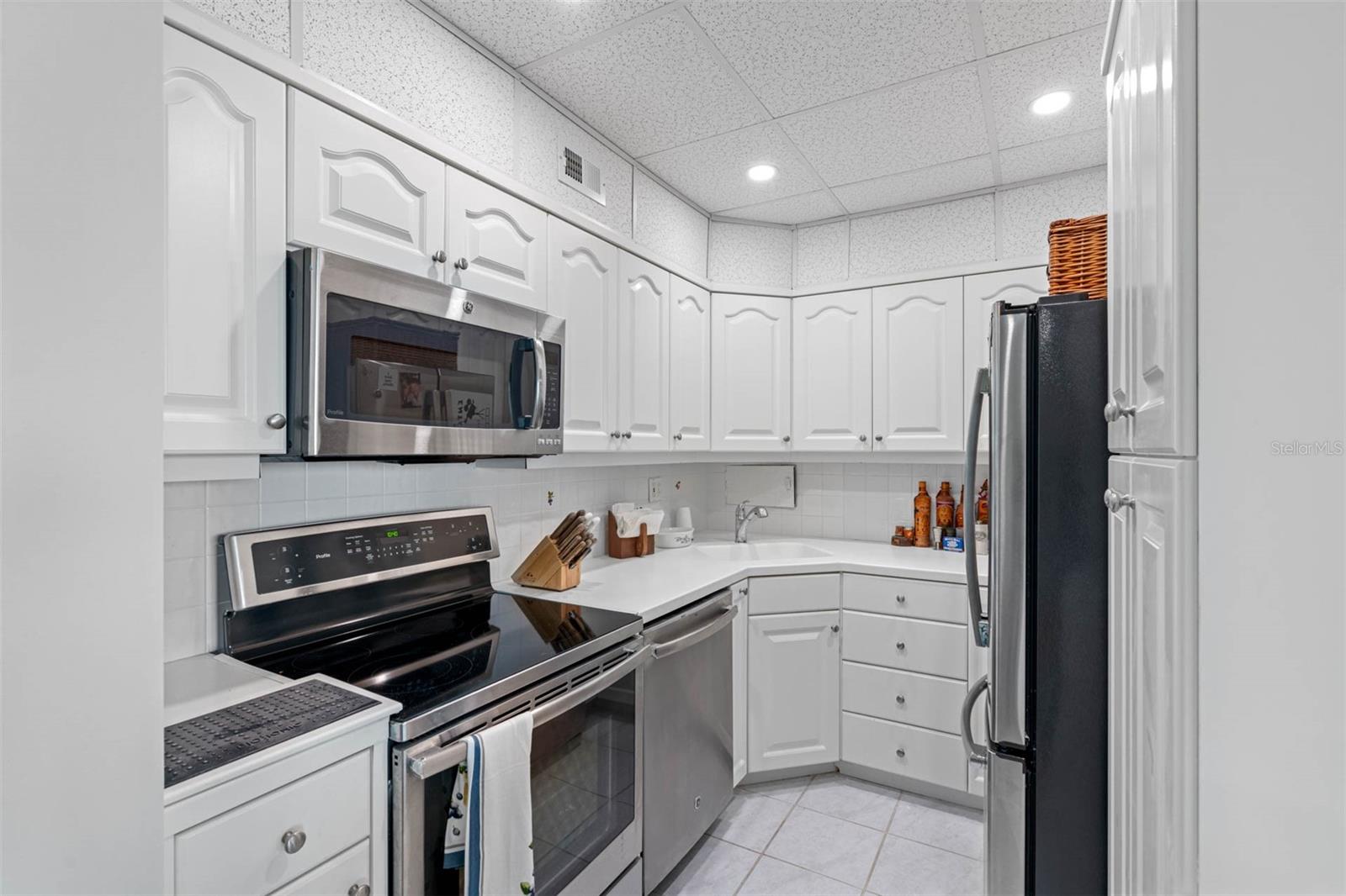 Image 14 of 60 For 31 Island Way 1507