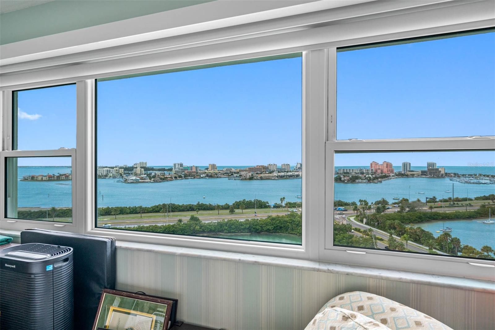 Image 26 of 60 For 31 Island Way 1507