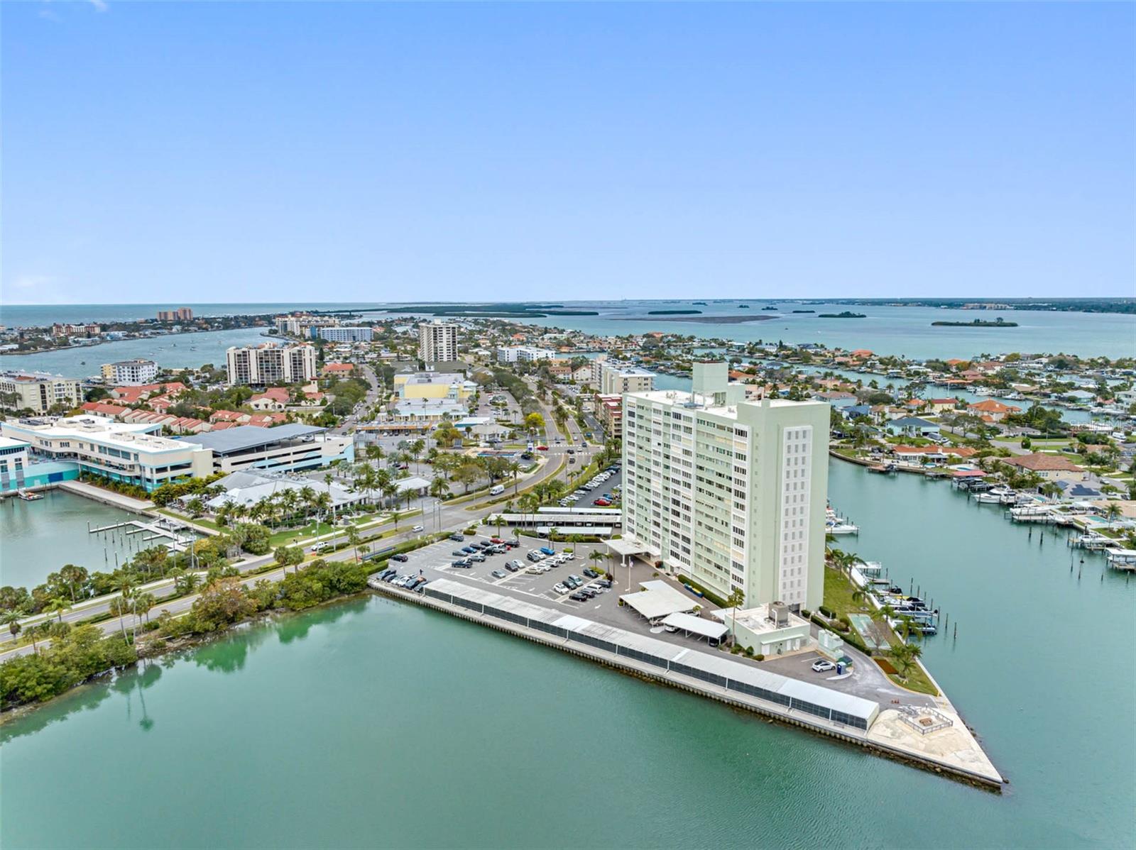 Image 42 of 60 For 31 Island Way 1507