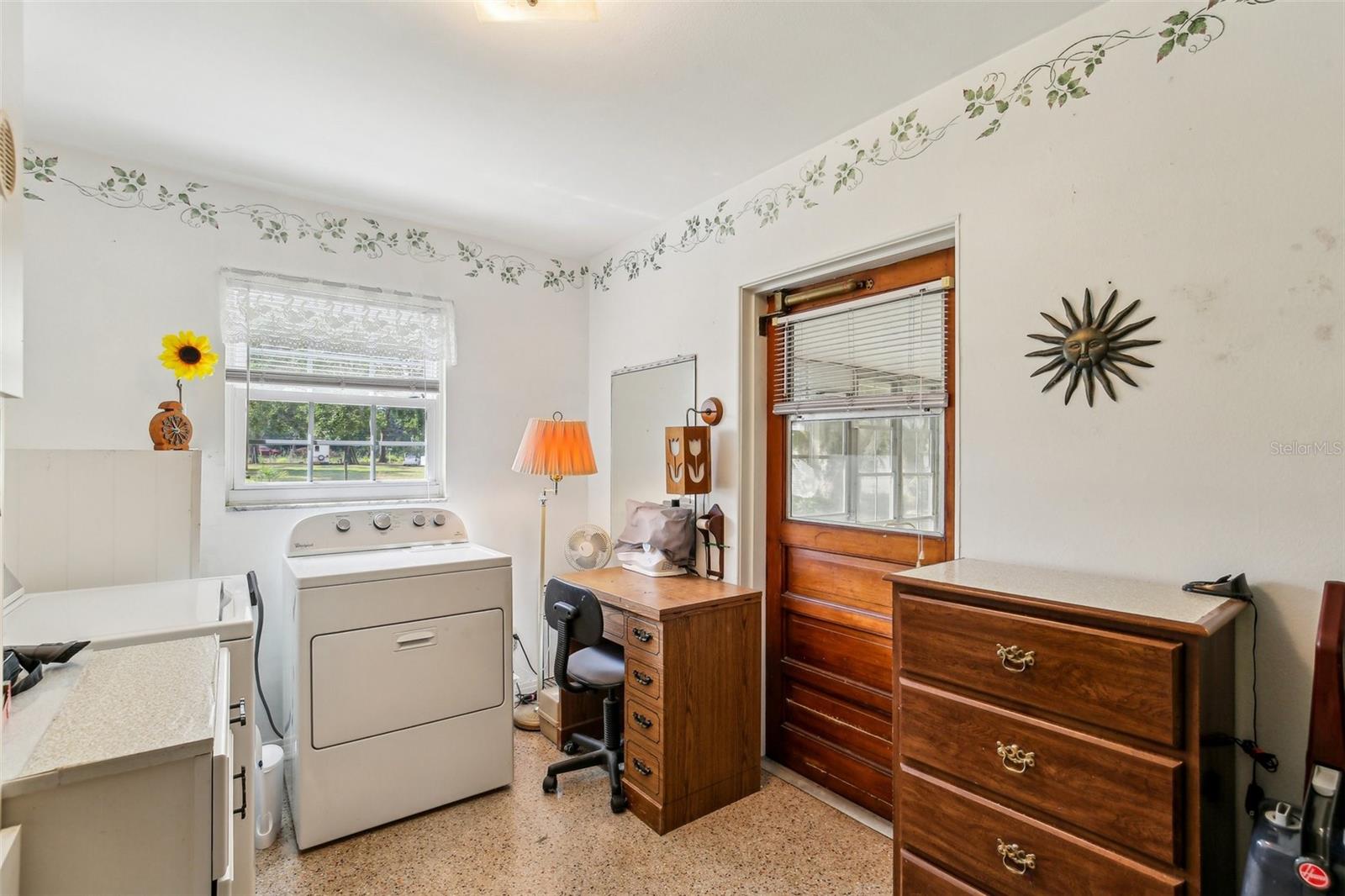 Listing photo id 15 for 403 Westbrook Avenue