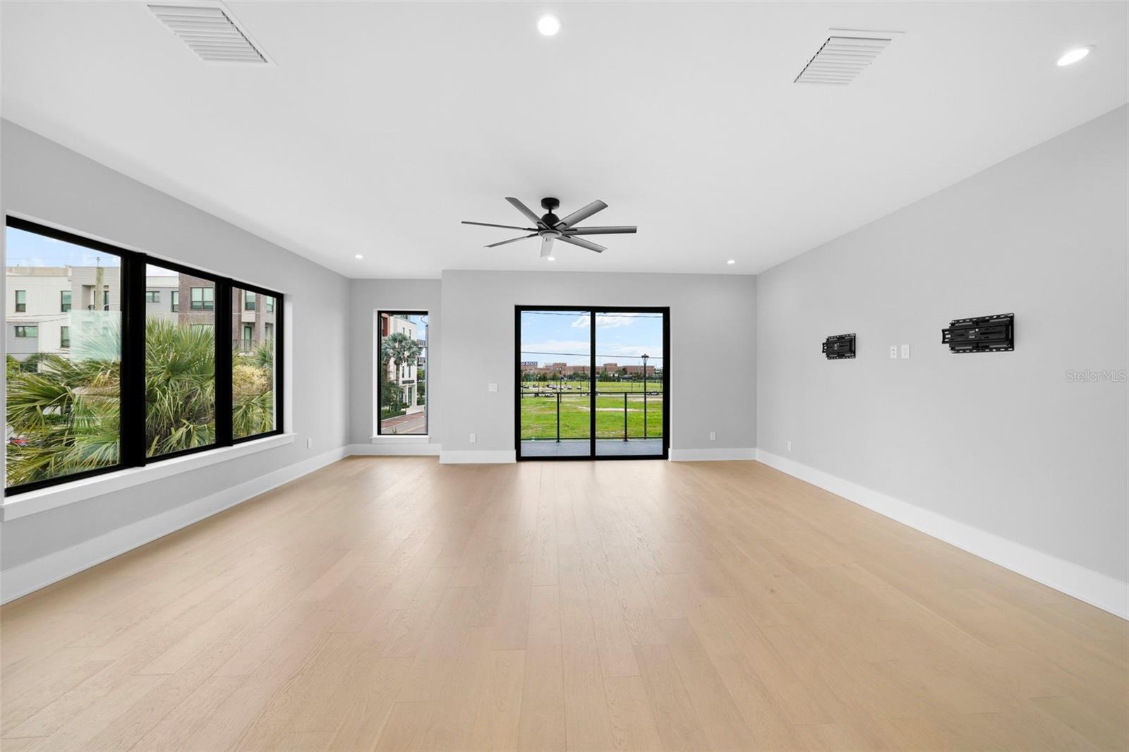 Image 36 of 100 For 501 Ross Avenue 2