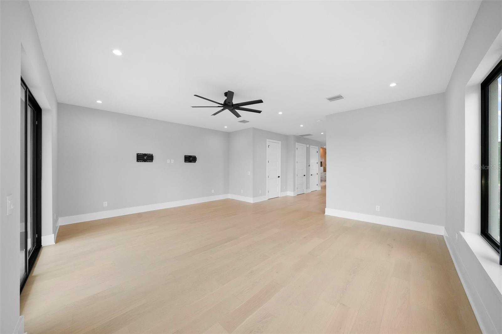 Image 39 of 100 For 501 Ross Avenue 2