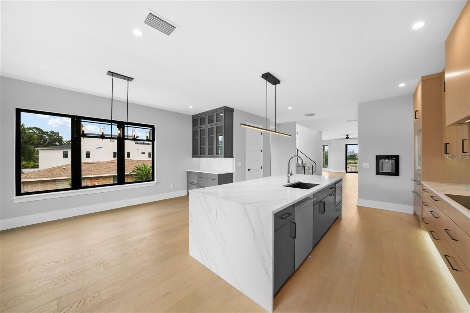 Image 61 of 100 For 501 Ross Avenue 2