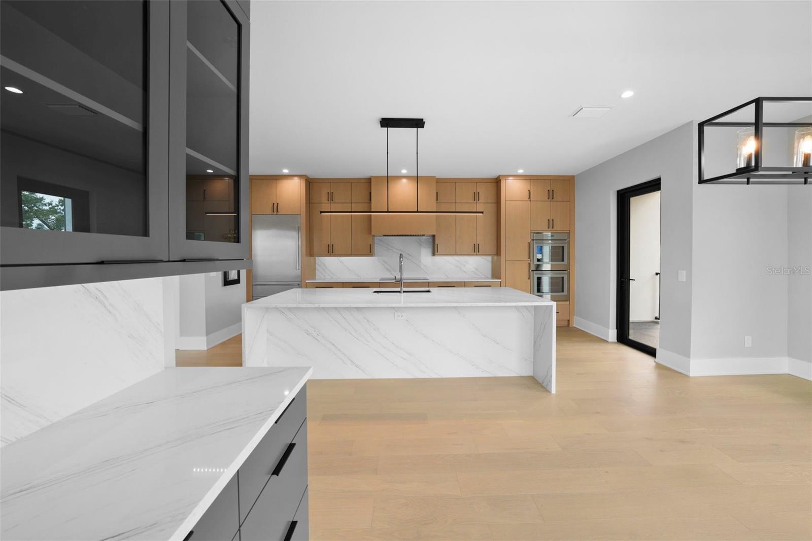 Image 72 of 100 For 501 Ross Avenue 2