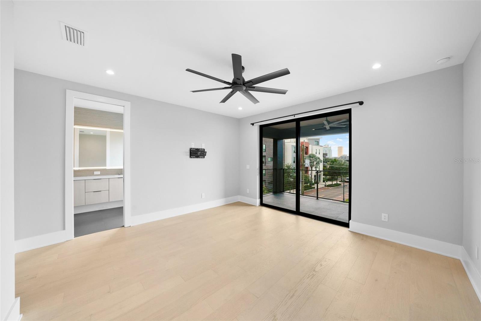 Image 93 of 100 For 501 Ross Avenue 2