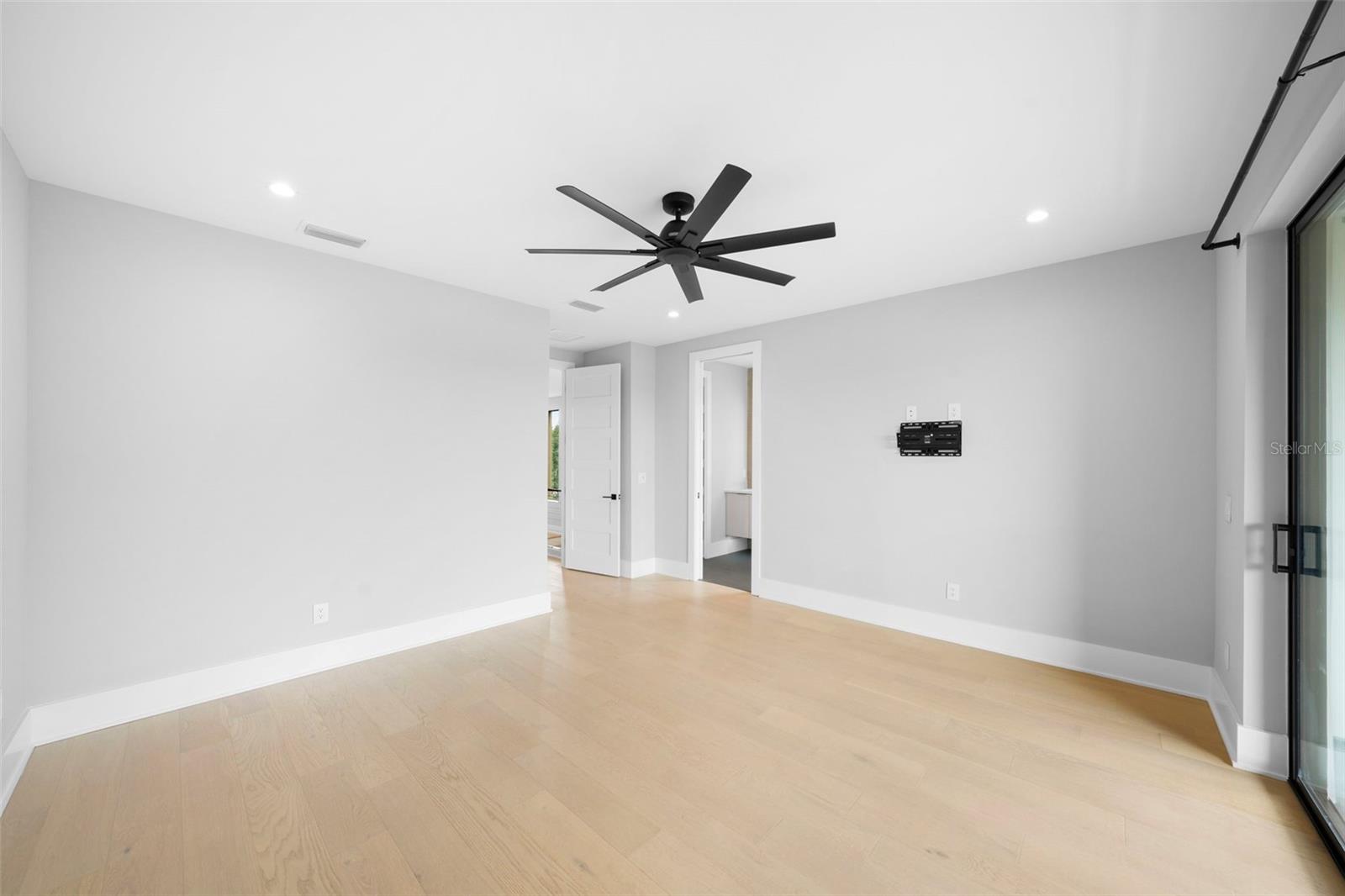 Image 94 of 100 For 501 Ross Avenue 2