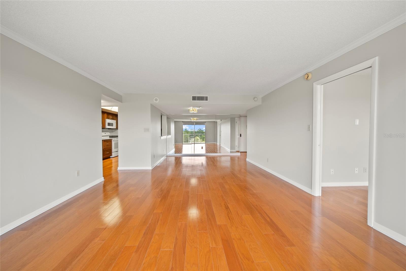 Image 10 of 39 For 2611 Bayshore Boulevard 504