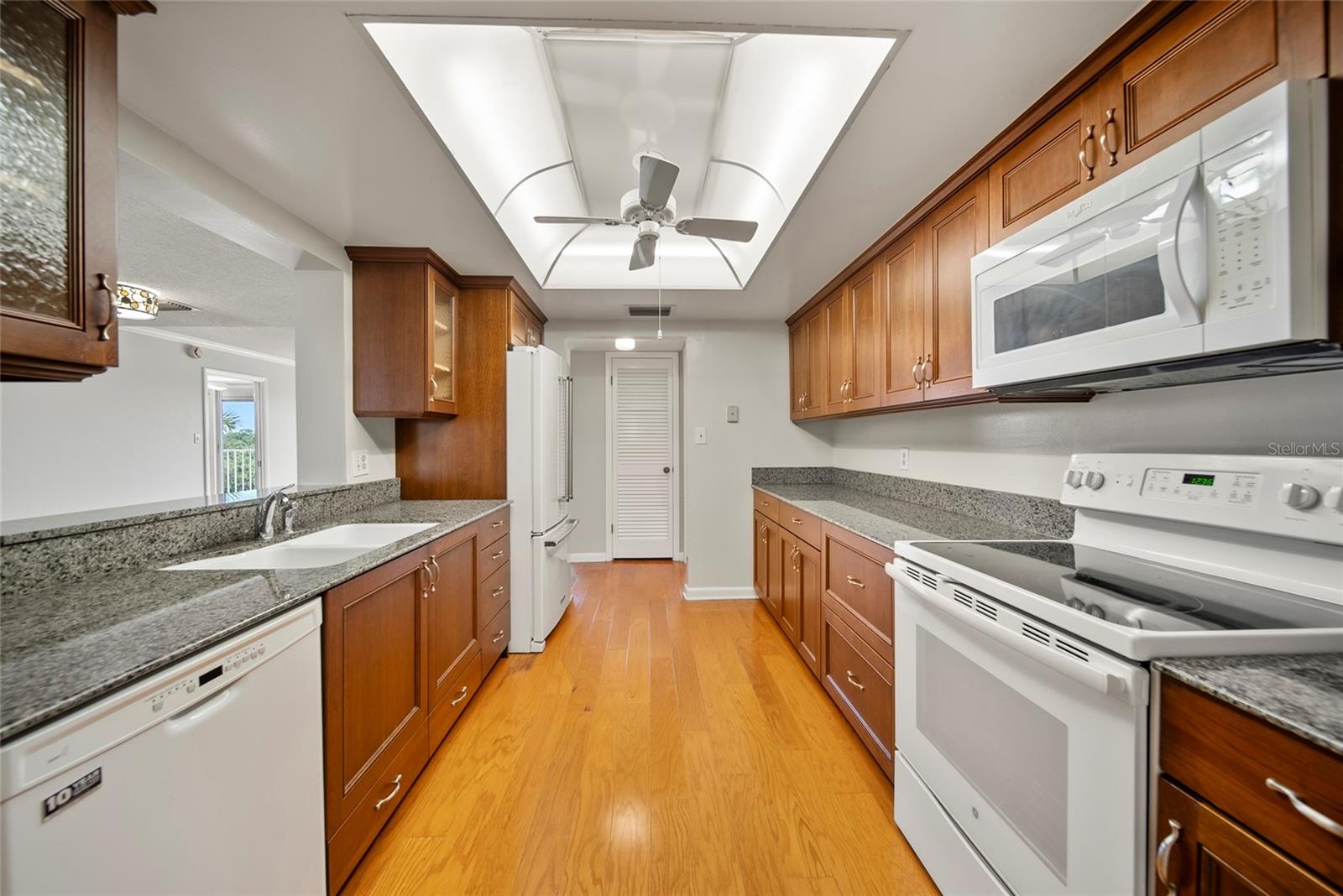 Image 13 of 39 For 2611 Bayshore Boulevard 504