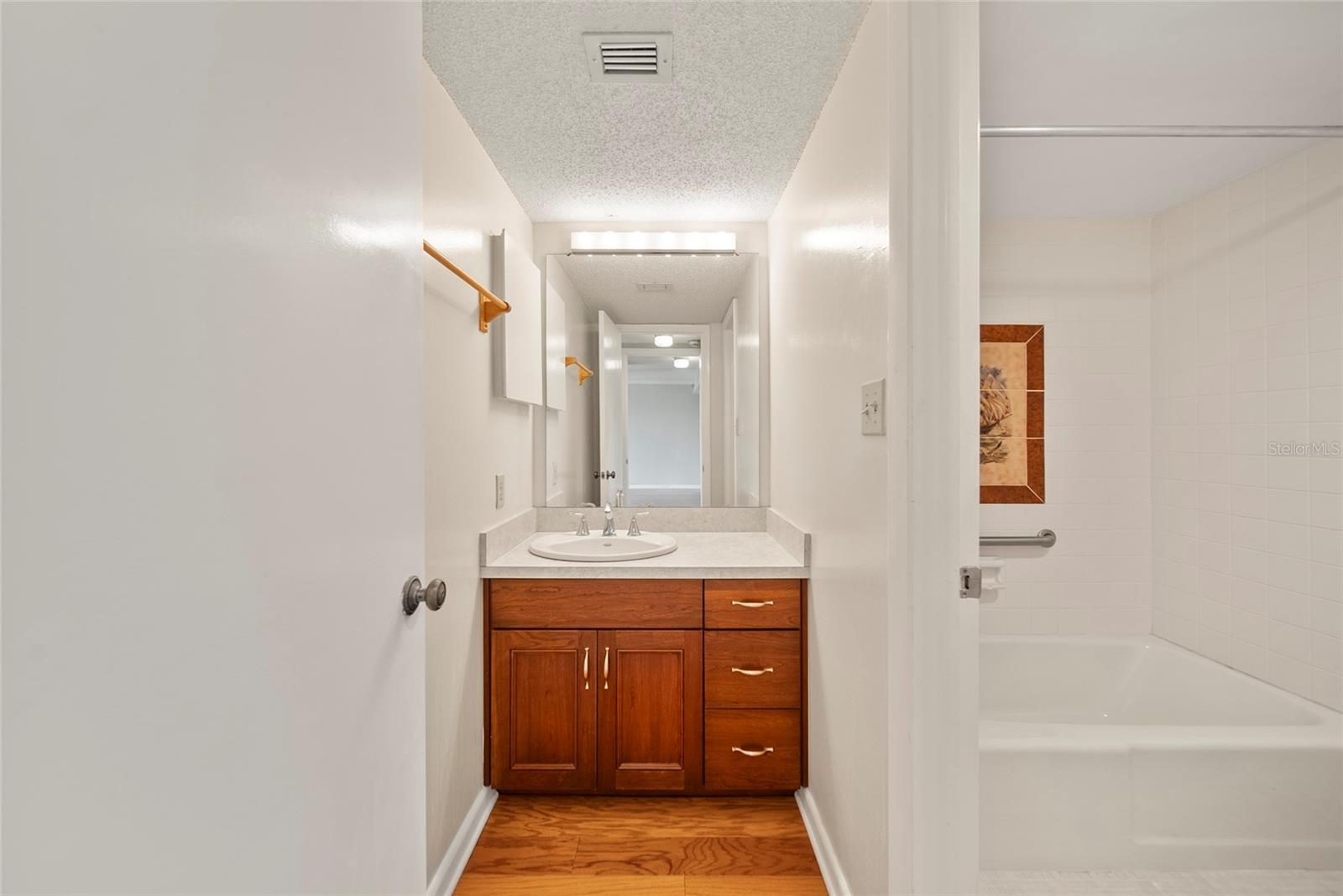 Image 25 of 39 For 2611 Bayshore Boulevard 504