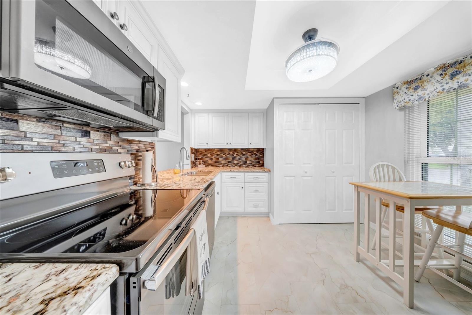 Image 14 of 46 For 20 Windrush Bay Drive 20