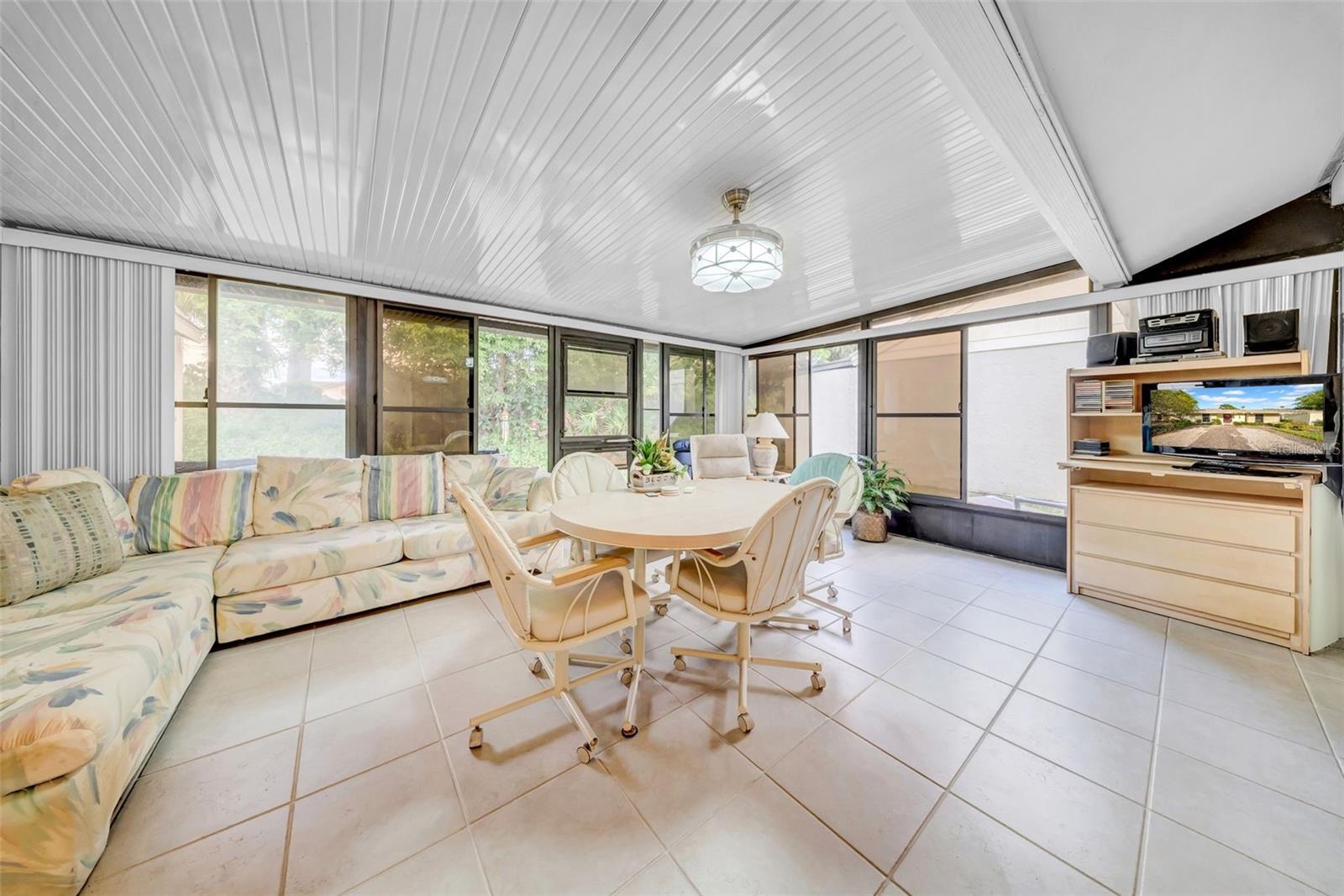 Image 24 of 46 For 20 Windrush Bay Drive 20