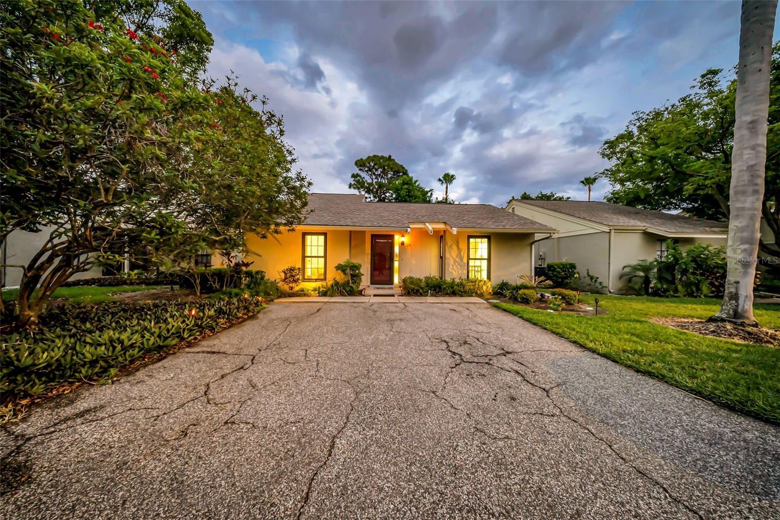 Image 4 of 46 For 20 Windrush Bay Drive 20
