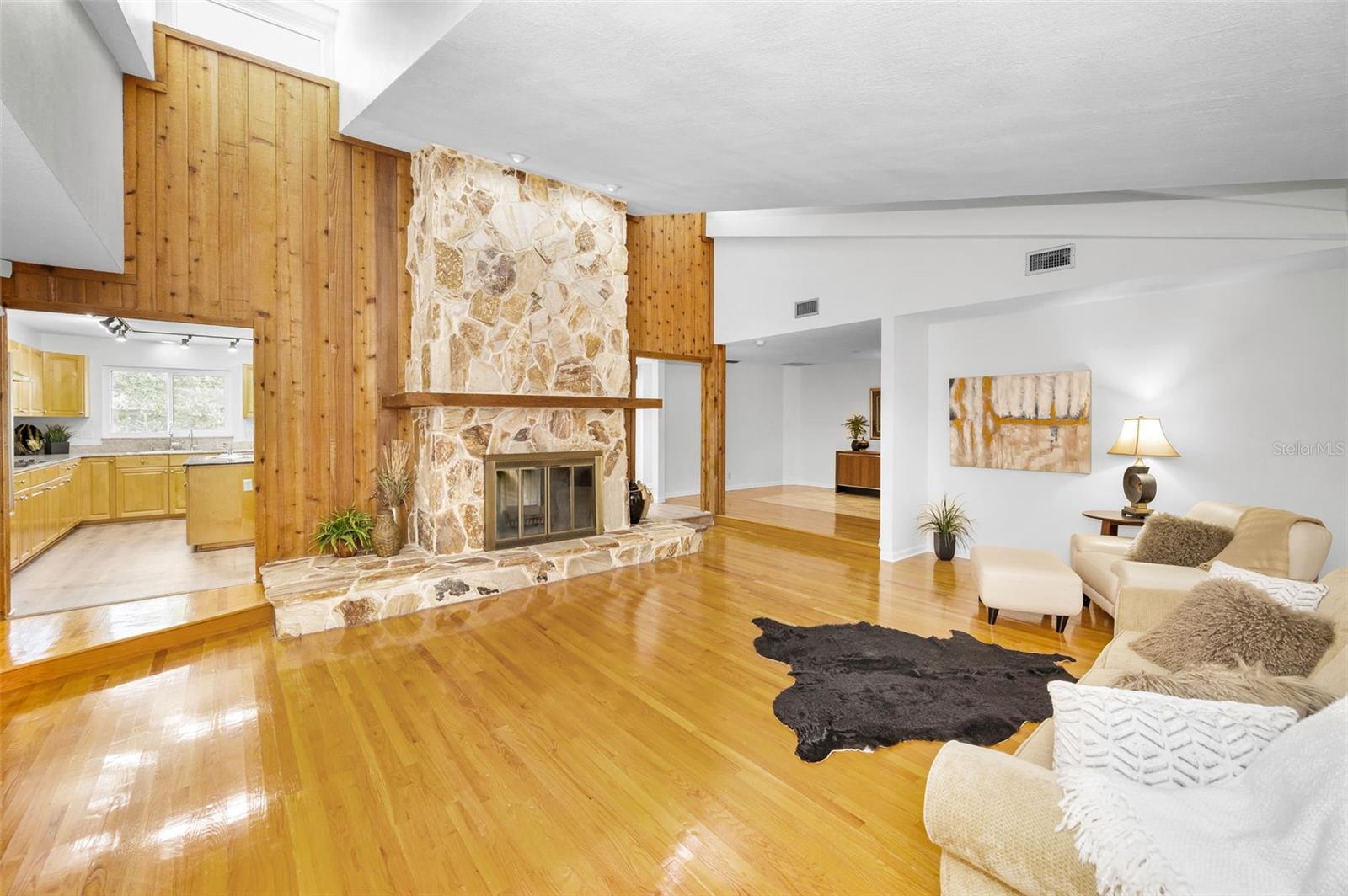 Image 15 of 67 For 833 Lakeside Terrace