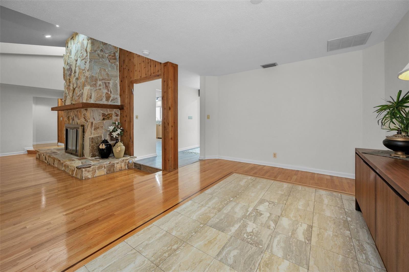 Image 16 of 67 For 833 Lakeside Terrace