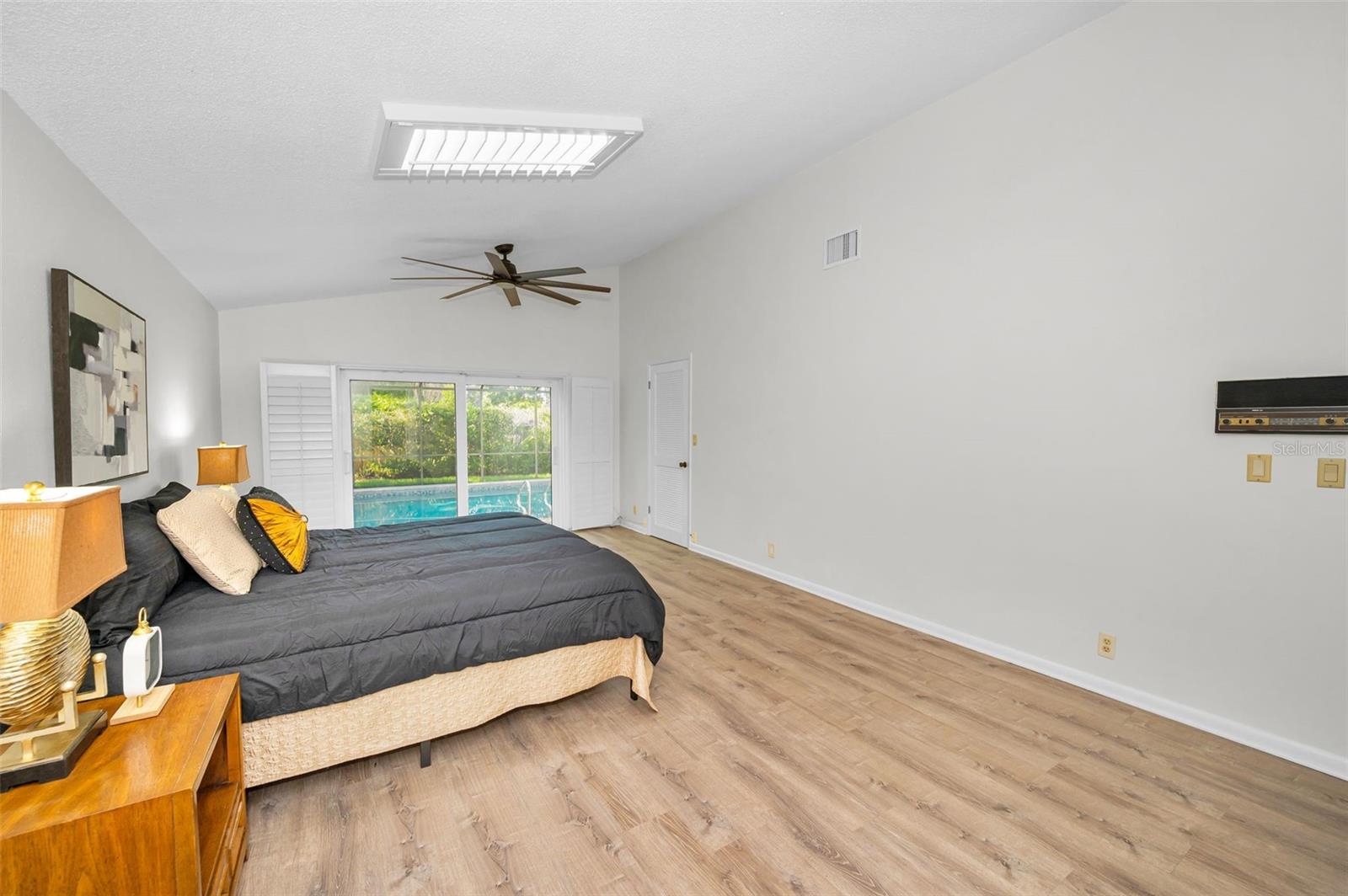 Image 33 of 67 For 833 Lakeside Terrace