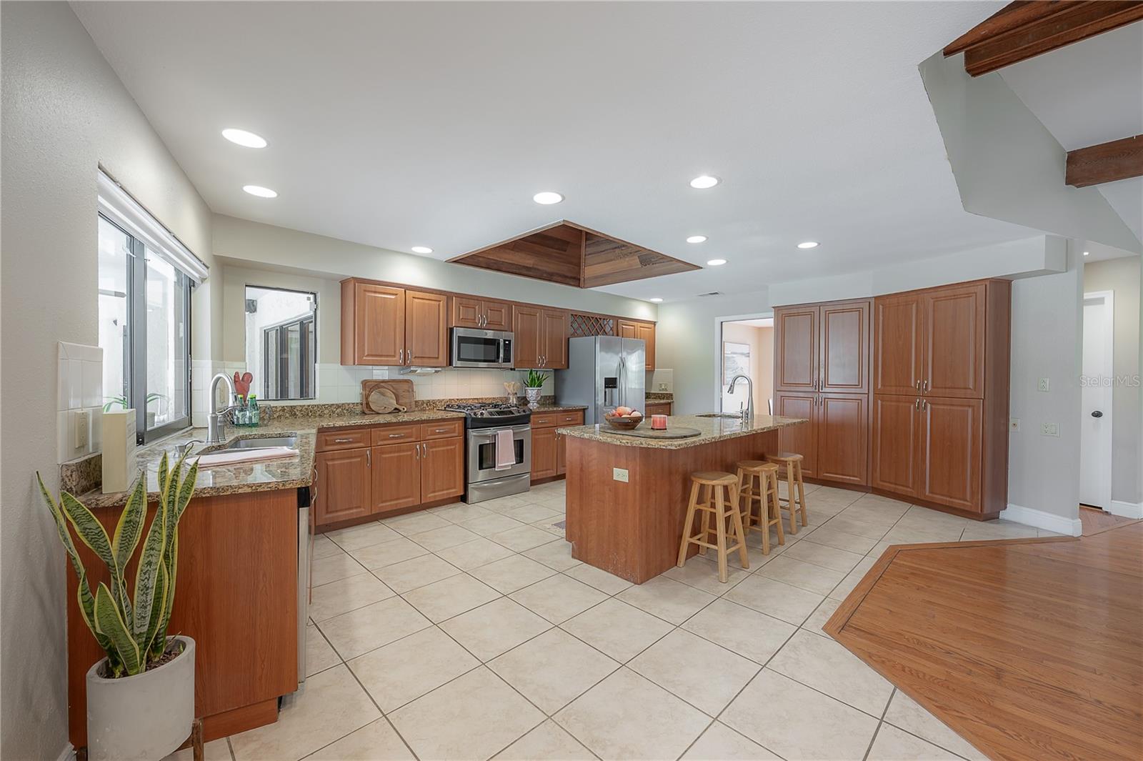 Listing photo id 12 for 13906 Captains Reef Court