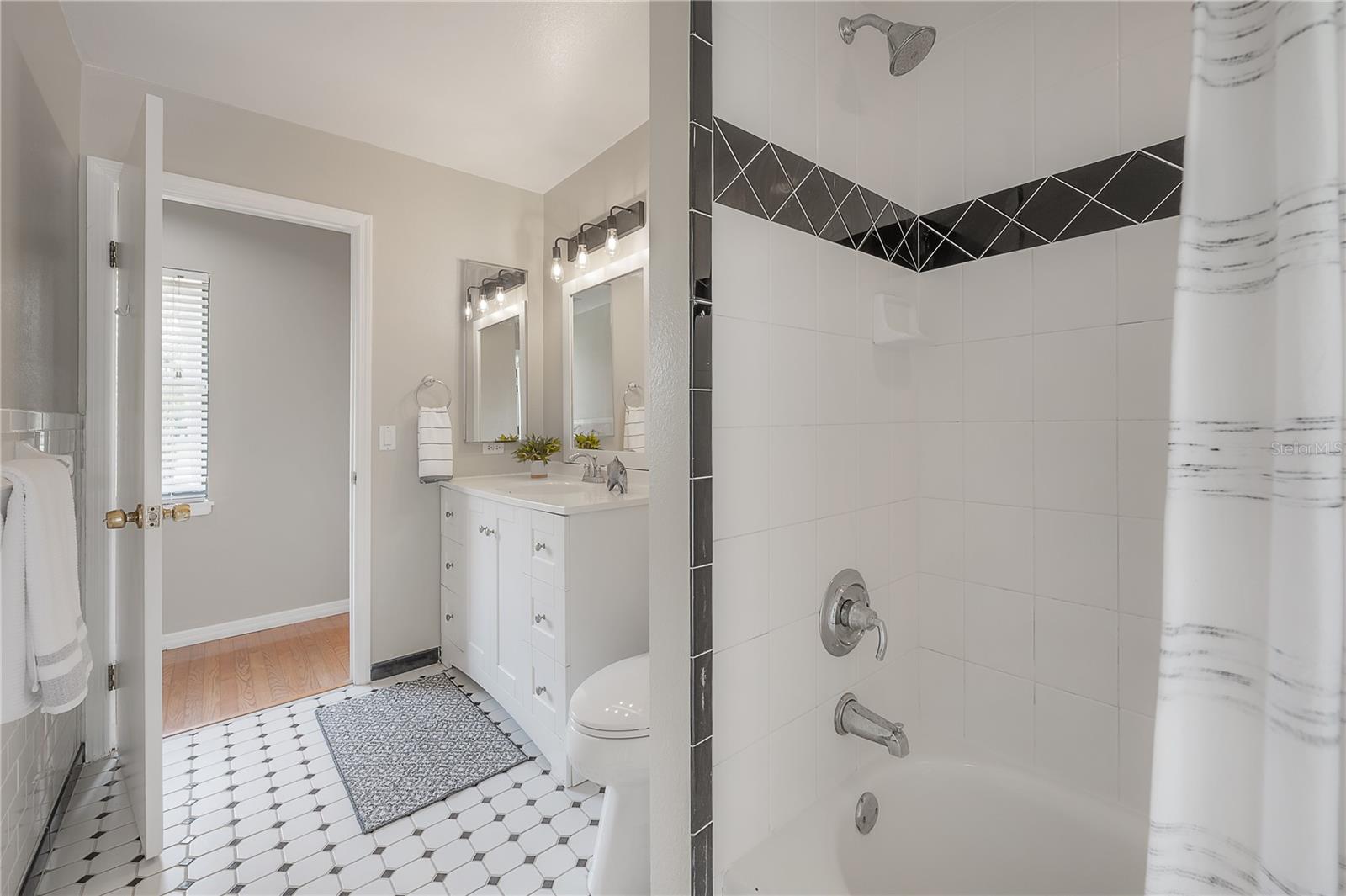Listing photo id 41 for 13906 Captains Reef Court