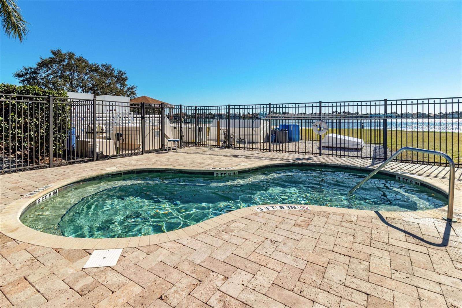 Image 19 of 24 For 4900 Brittany Drive S 811