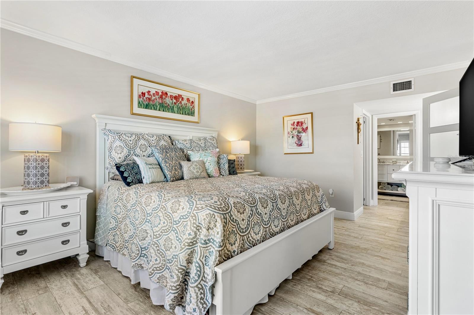 Image 8 of 24 For 4900 Brittany Drive S 811