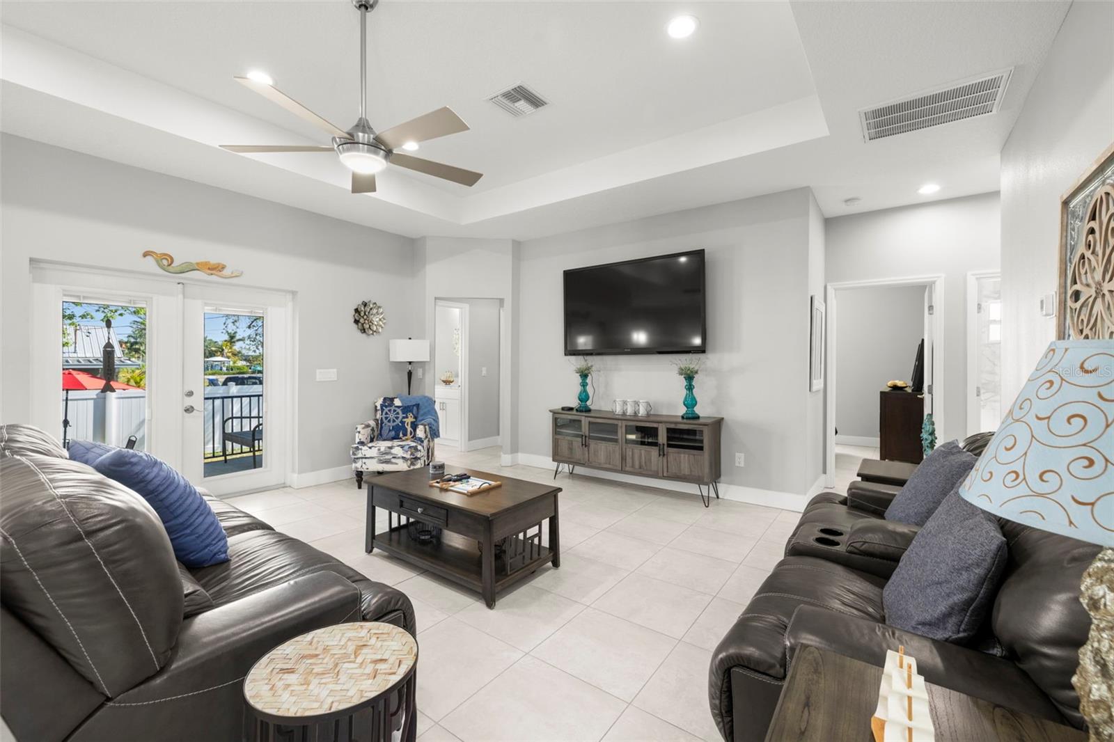 Listing photo id 2 for 501 Florida Circle N