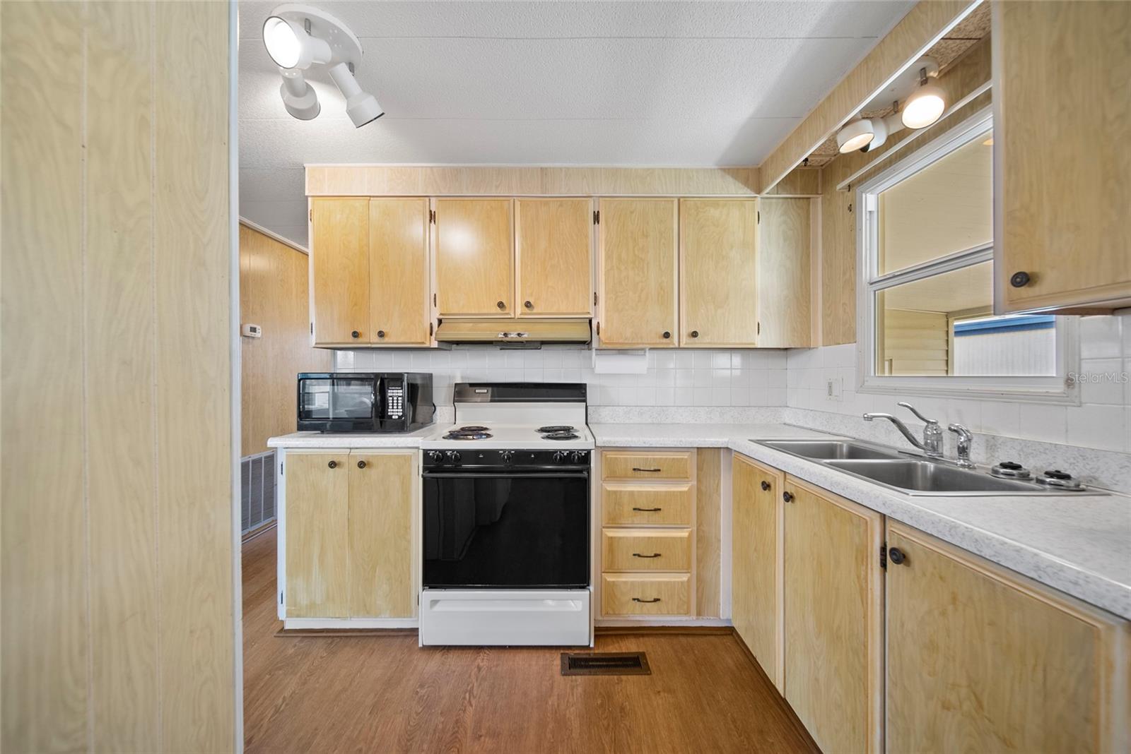 Image 8 of 37 For 10359 Lake Drive 238