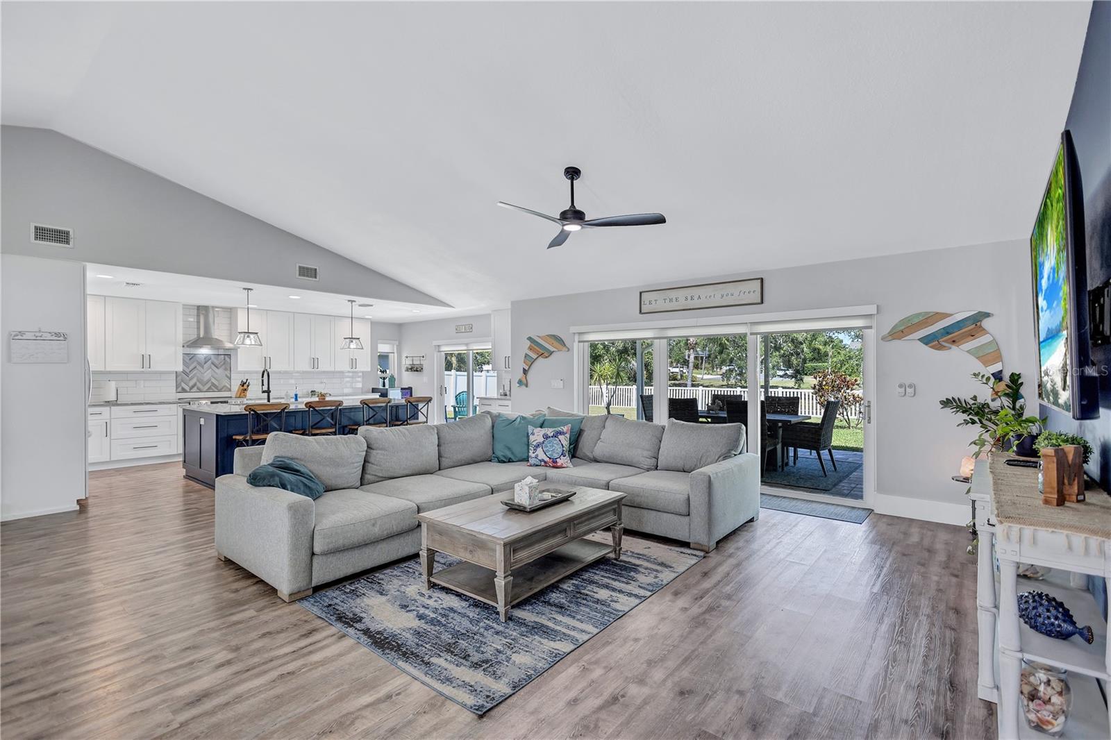 Listing photo id 8 for 10825 Christopher Court