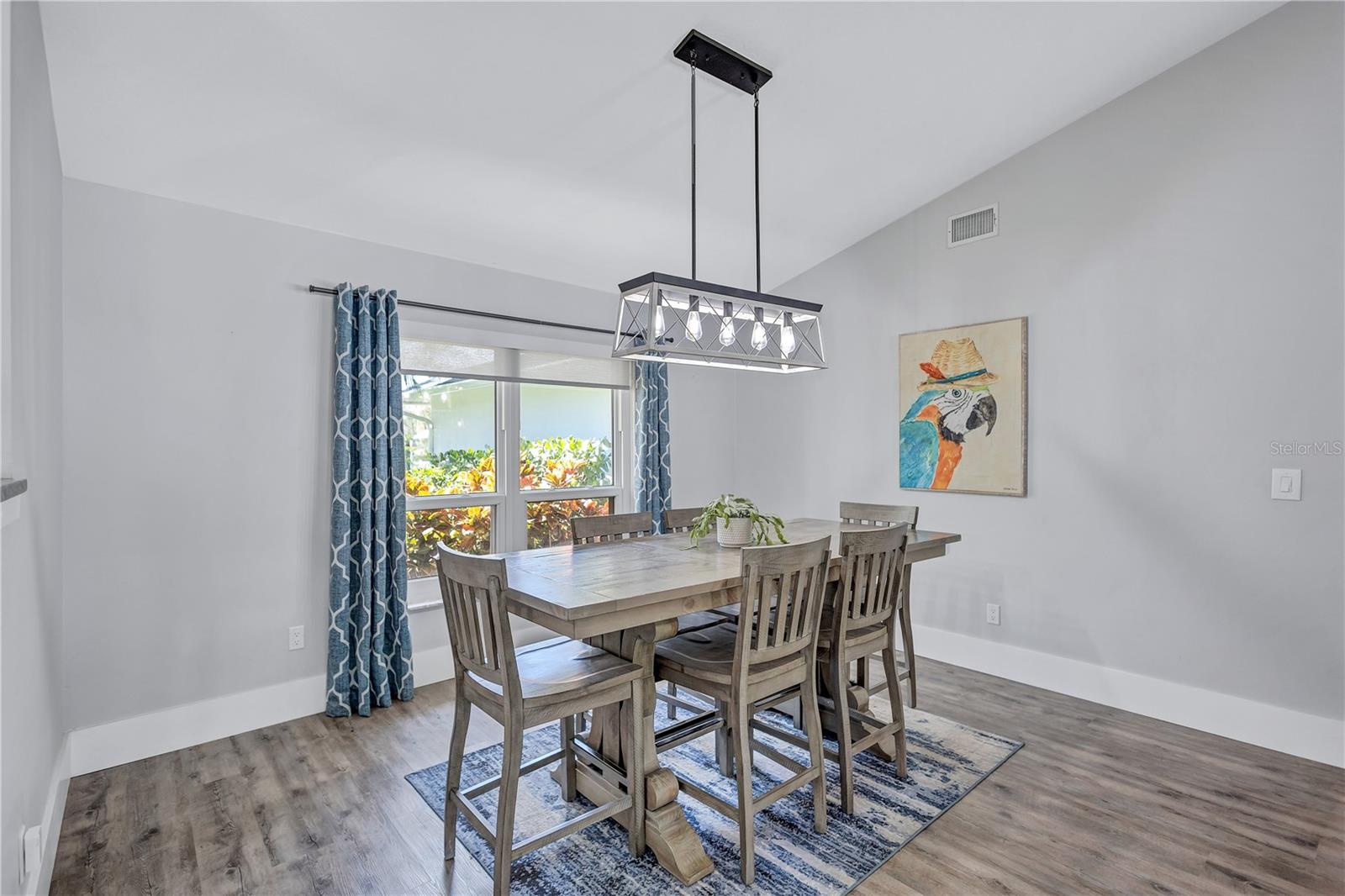 Listing photo id 9 for 10825 Christopher Court