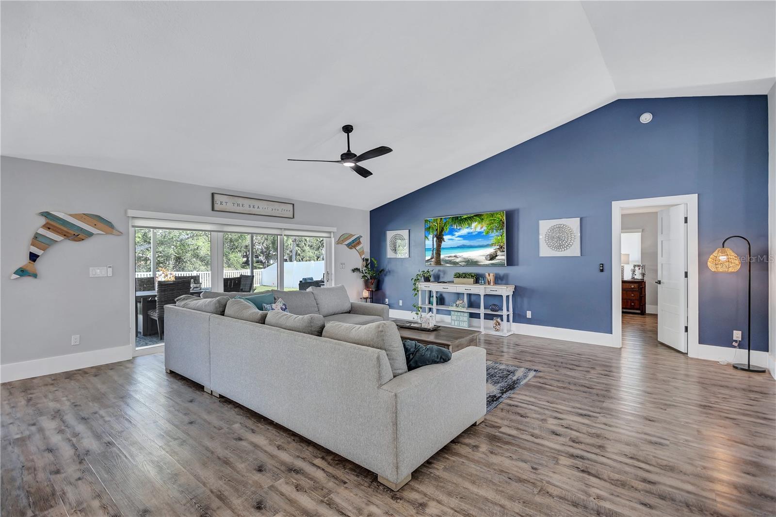 Listing photo id 11 for 10825 Christopher Court