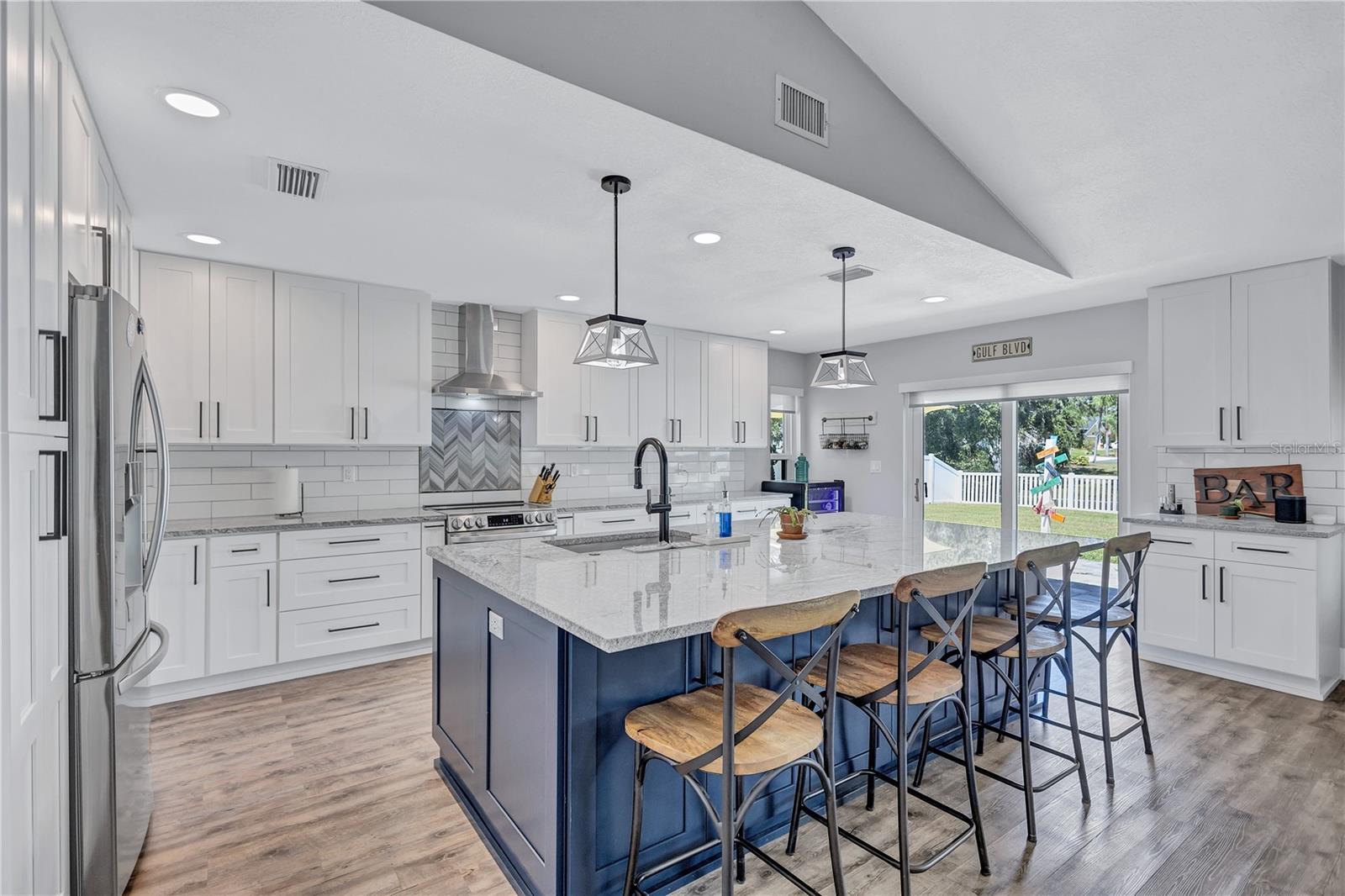 Listing photo id 12 for 10825 Christopher Court