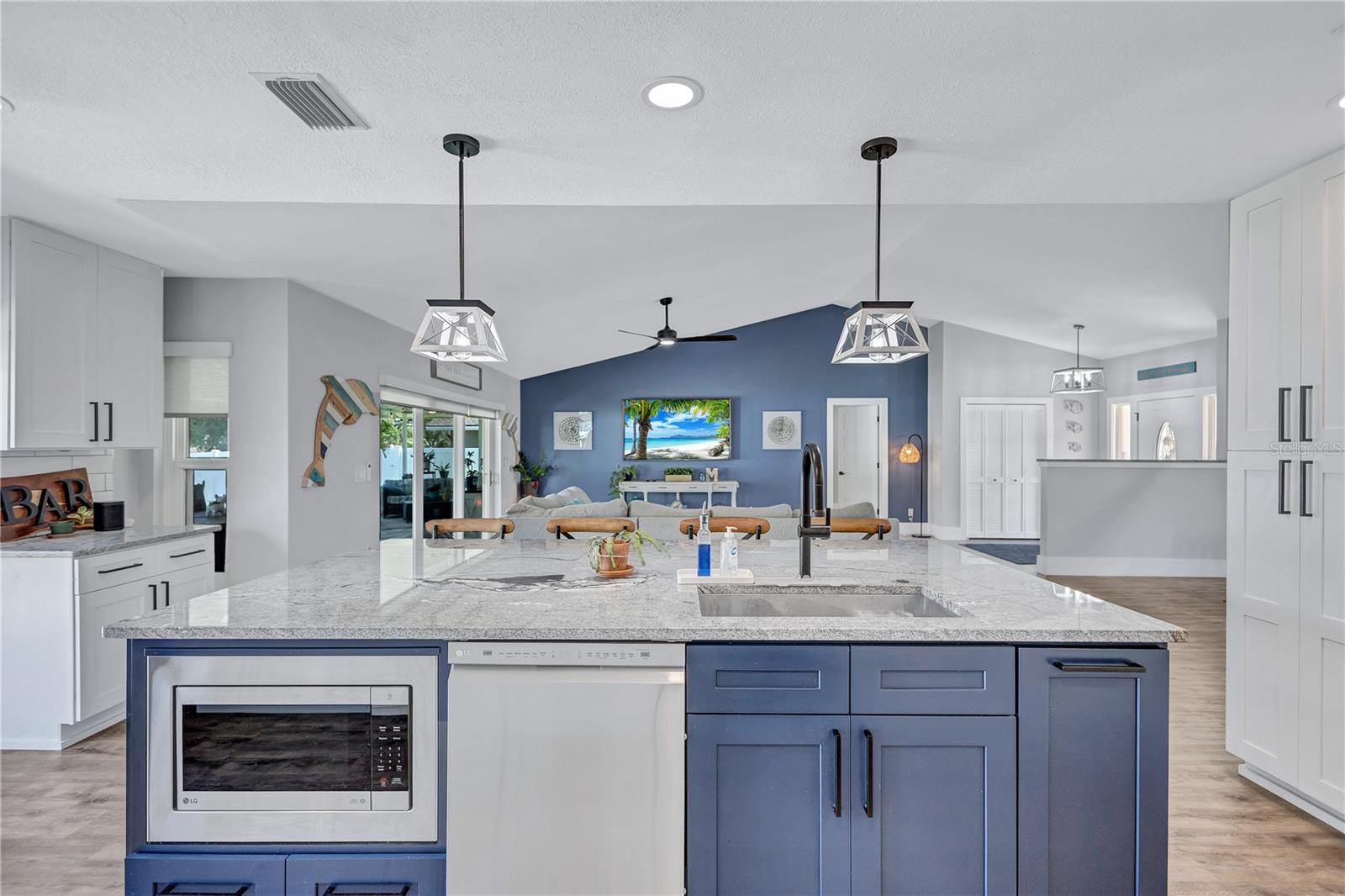Listing photo id 16 for 10825 Christopher Court